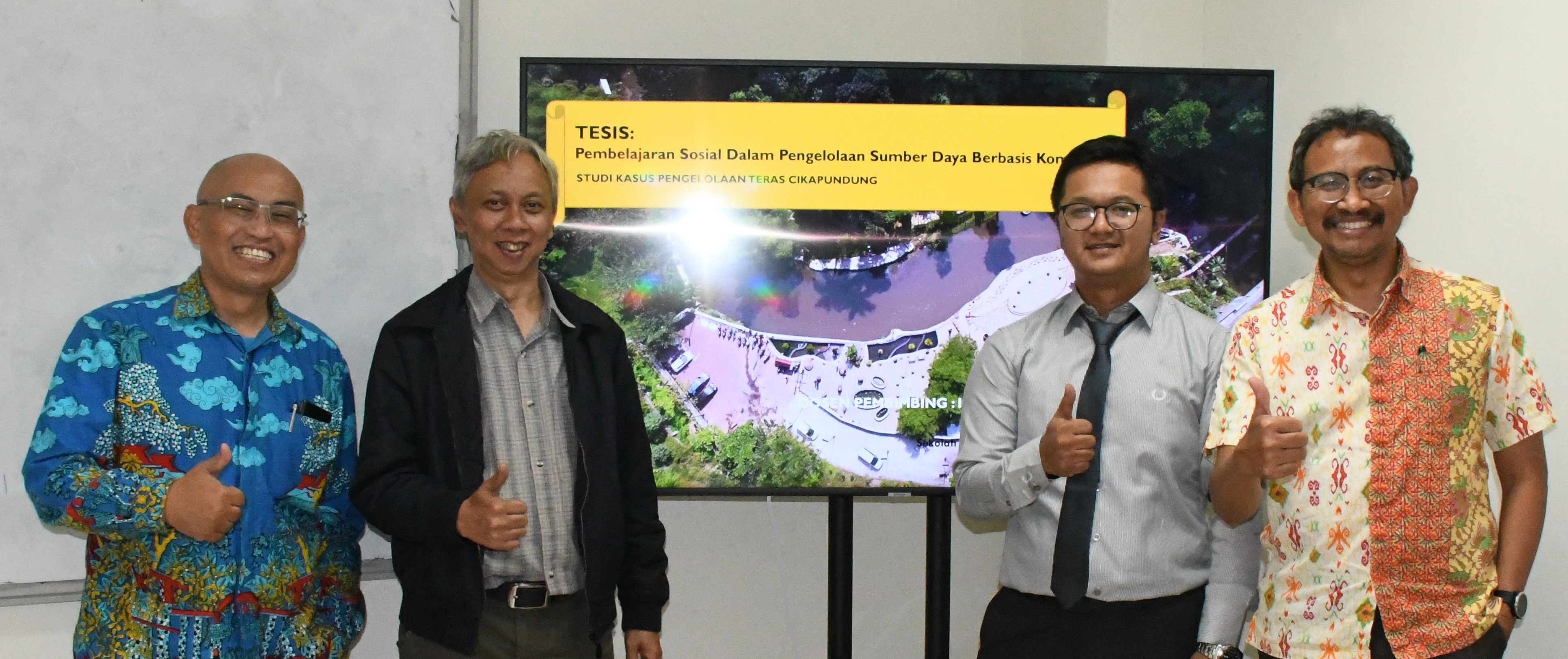 [:IN]Sidang Tesis: “Pembelajaran Sosial Dalam Pengelolaan Sumberdaya Berbasis Komunitas (Studi Kasus : Pengeloaan Teras Cikapundung Komunitas Cikapundung)”[:en]Master Thesis Defense: “Social Learning for Community-Based Resource Management”[:]