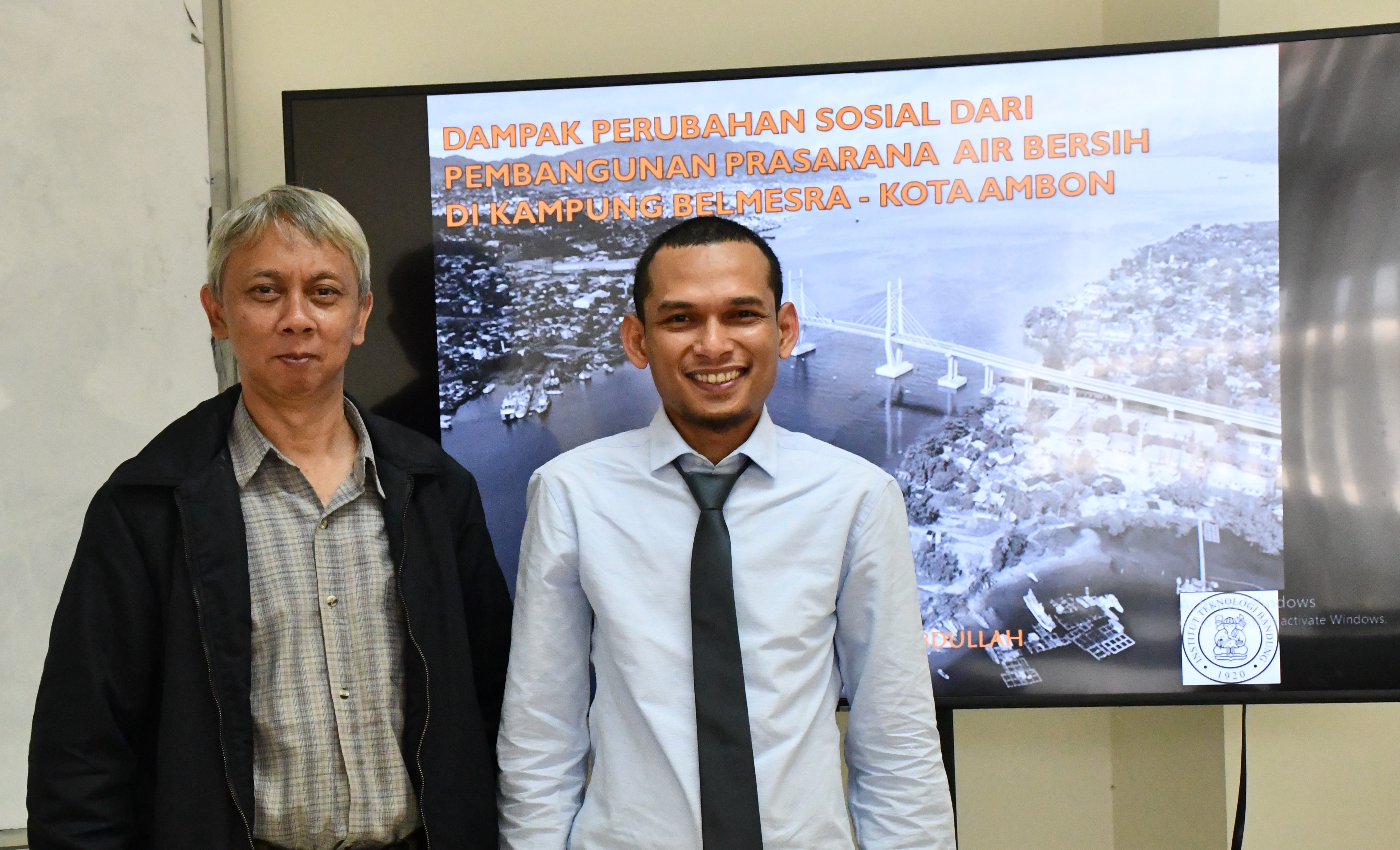 [:IN]Sidang Tesis: “Dampak Perubahan Sosial Dari Pembangunan Prasarana Air Bersih di Kampung Belmesra – Kota Ambon”[:en]Master Thesis Defense : “Impact of  Social Change with the Development of  Clean Water Infrastructure in Kampung Belemsra, Ambon City”[:]