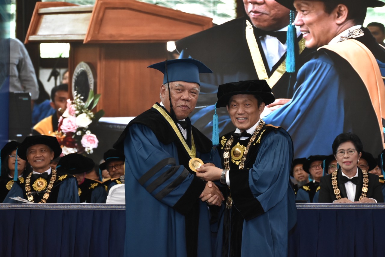 [:en]ITB Confers Honorary Doctor Degree to M. Basuki Hadimuljono[:]